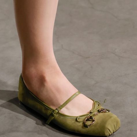 Ballet flats @ Gucci resort 2025 @gucci 🩰✨ #gucci#fashion#highfashion#style#2024#trend#2024trends #model#runway#resort2025#shoes#flates#ballet Model Runway, Resort 2024, 2025 Fashion, Gucci Gucci, Gucci Fashion, Doja Cat, Gucci Shoes, Ballet Flats, High Fashion