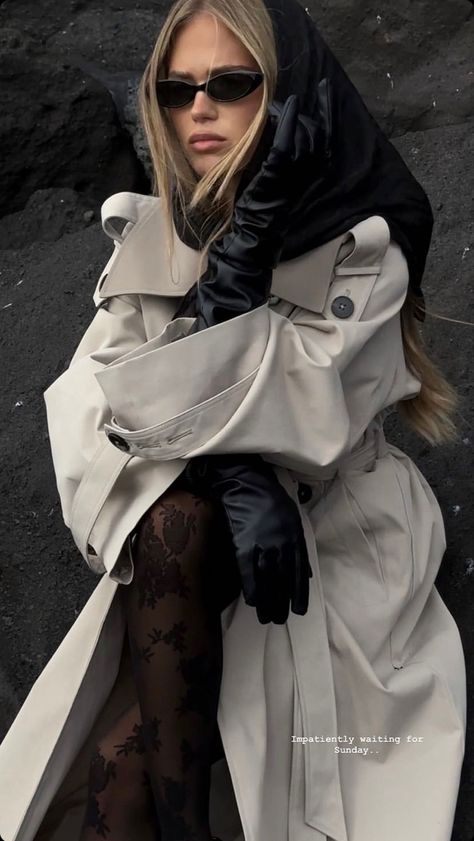 Leather Gloves Outfit, Gloves Aesthetic, Gloves Outfit, Trench Coat Outfit, Street Style Parisian, Black Leather Gloves, Paris Outfits, Black Gloves, White Coat