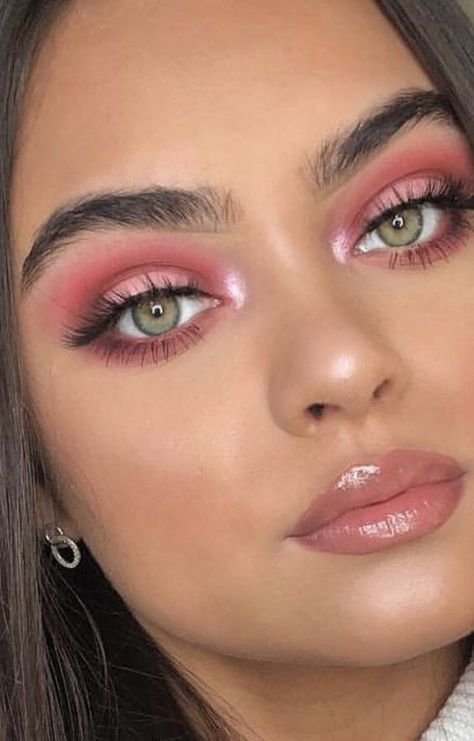 Pink eye makeup | HOWTOWEAR Fashion Makeup Pink Eyeliner, Pink Eyeliner Looks, Eye Makeup Pink, Eyeliner Aesthetic, Rosa Make-up, Halo Eye Makeup, Make Up Designs, Pink Eyeliner, Pink Eyeshadow Look