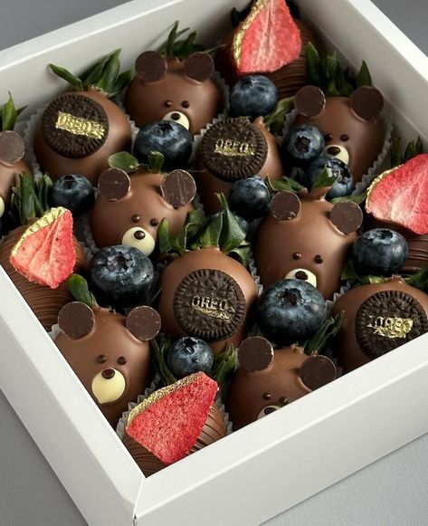 Choc Covered Strawberries Valentines, Chocolate Covered Strawberries Business Name Ideas, Strawberry Gift Box Ideas, Fancy Chocolate Covered Strawberries, Chocolate Covered Strawberries For Him, Cute Chocolate Covered Strawberries, Easy Halloween Snacks, Cookie Bowls, Food Bouquet