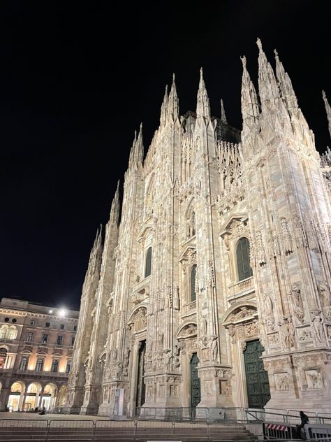 Milano Cathedral, European Summer Vacation, Duomo Cathedral, Milan Duomo, Europe Architecture, Roman Church, Milan Cathedral, Gothic Castle, Cathedral Architecture