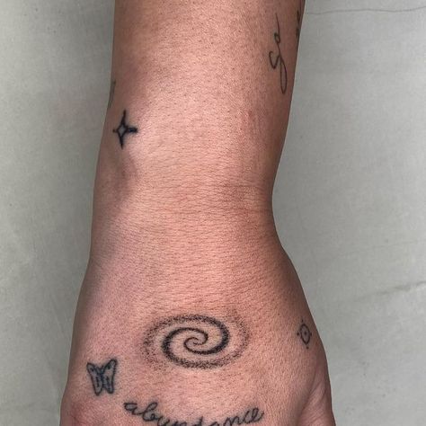 Carlos 🌬️ on Instagram: "The galaxy on Almudena’s hand. Thank you 🌹" Spiral Tattoo, Palm Tattoo, Stick Poke, Stick Poke Tattoo, Palm Tattoos, Galaxy Tattoo, Weird Tattoos, Poke Tattoo, Stick And Poke