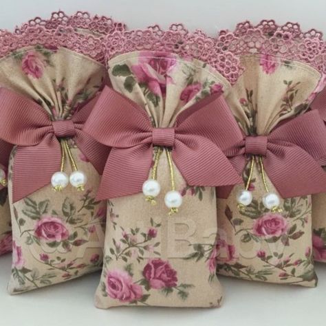 Wedding Gift Pack, Bridal Gift Wrapping Ideas, Wedding Gifts Packaging, Gifts Wrapping Diy, Burlap Crafts, Lavender Bags, Lavender Sachets, Flower Diy Crafts, Diy Crafts Hacks