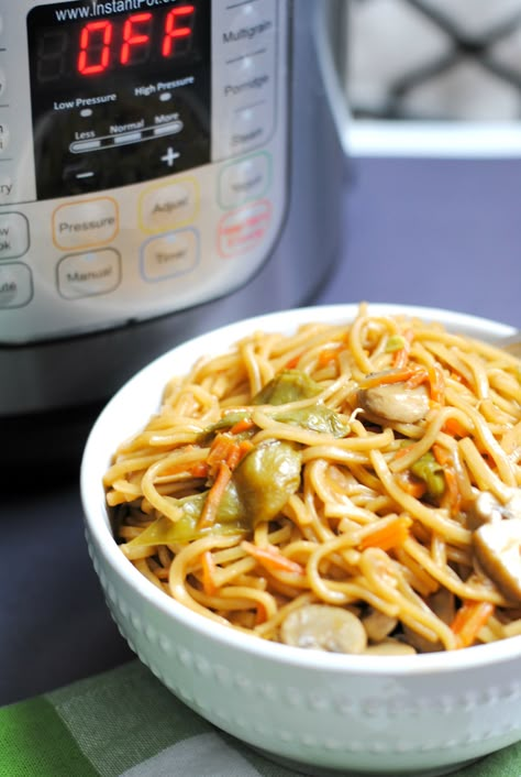 Instant Pot Lo Mein (Vegan) - 6 Weight Watchers Freestyle Points | Slap Dash Mom Instant Pot Lo Mein, Instant Pot Vegan Recipes, Instant Pot Vegan, Vegan Instant Pot Recipes, Vegan Instant Pot, Vegetarian Instant Pot, Lo Mein, Instant Pot Meals, Chinese Food Recipes