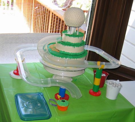 What a great mix of mini golf cake and marble run! Marble Run Cake, Mini Golf Cake, Mini Golf Party, Golf Cake, Golf Birthday Party, Golf Party, Ball Birthday, Golf Birthday, Marble Run