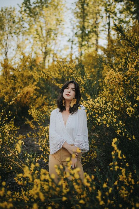 Yellow Flower Photoshoot, Photoshoot In The Field, Flower Field Portrait, Flower Model Photography, Flower Field Poses, Field Portrait Photography, Flower Field Photography, Field Portraits, Flower Field Photoshoot