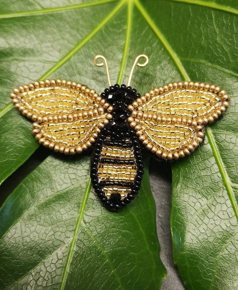 Jewellery Making - Bead embroidery Albert Bee Brooch Kit #BeadingPatterns #SeedBeadPattern #SeedBeadPatternsAnimals #SeedBeadPatternsFlower Beaded Bee Pattern, Beaded Embroidery Designs, Beaded Brooch Pattern, Bead Embroidery Ideas, Beaded Embroidery On Fabric, How To Bead Embroidery, Beaded Bumble Bee, Beaded Bees, Bead Embroidery Designs