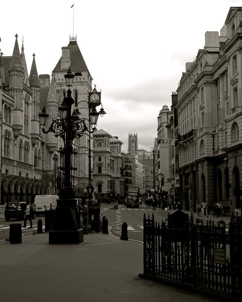 Fleet Street | Fleet Street, London, June 2011, c.b.w. Fleet Street London, London In August, Underground River, Beautiful Vacation Spots, Swinging London, Global City, Fleet Street, Oliver Twist, Sweeney Todd