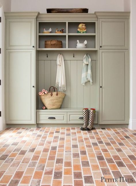 Farmhouse Mudroom, French Country Rug, Mudroom Cabinets, Mudroom Ideas, Mudroom Decor, Mudroom Laundry Room, French Country Kitchens, Mudroom Design, Casa Country