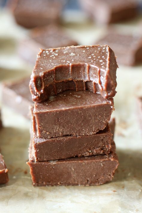 Tahini Fudge, Vegan Fudge Recipes, Freezer Fudge, Mocha Fudge, Chocolate Tahini, Vegan Fudge, Tahini Recipe, Caramel Mocha, Paleo Sweets