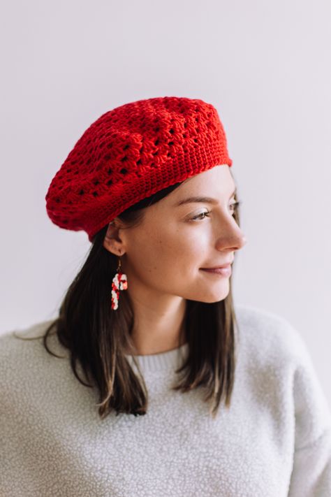 Holly Berry Granny Stitch Beret - I Like Crochet Granny Square Beret Pattern, Crochet Beret Free Pattern Easy, Knit Beret Free Pattern, Beret Crochet Pattern Free, Hats To Crochet, Beret Free Pattern, Crochet Beret Free Pattern, Crochet Beret Hat, Beret Hat Pattern