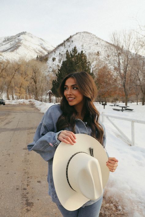 Winter Western Aesthetic, Rancho Photoshoot, Western Outfits Women Country, Kat Singleton, Vaquera Outfits, Western Photo Shoots, Cowgirl Photoshoot, Senior Sunday, Western Aesthetics