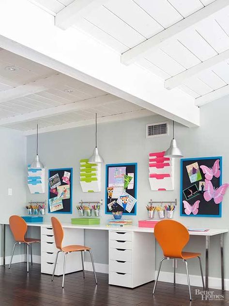 This home office is the perfect fit for a busy family. A line of matching desks and mix-and-match modular storage units line the walls, keeping the room open and providing plenty of work space for each member of the family. The desks and wall organizers can configure to store just about anything. Metal buckets hanging from mounted rods corral pens, markers, scissors, and more for creative work. Bulletin boards give each child a place to showcase homework, report cards, and artwork. Kids Homework Room, Kids Study Spaces, Kids Study Area, Kids Homework Station, Homework Space, Homeschool Room Design, Homework Room, Kids Workspace, Homework Station