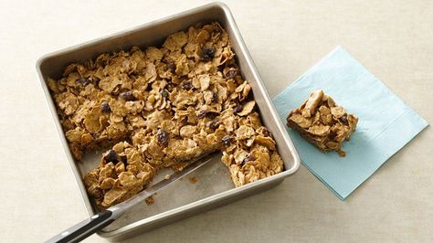 Betty Crocker's Heart Healthy Cookbook shares a recipe! Total® Raisin Bran cereal provides a simple addition to homemade nutty raisin bars. Perfect for an on-the-go breakfast! Easy Breakfast Bar, Raisin Bran Cereal, Raisin Bran, Breakfast Bars Recipe, Apple Breakfast, Betty Crocker Recipes, Healthy Cook Books, French Recipes, No Bake Bars