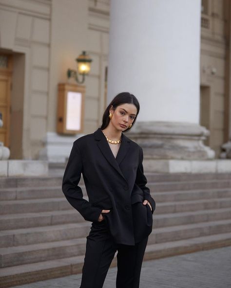 Suit Photoshoot Women Outdoor, City Headshots Women, City Fashion Photoshoot, Business Photoshoot Outdoor, Women In Suits Photoshoot, Business Woman Photoshoot, Modern Headshots Women, City Fashion Shoot, Street Photography Model