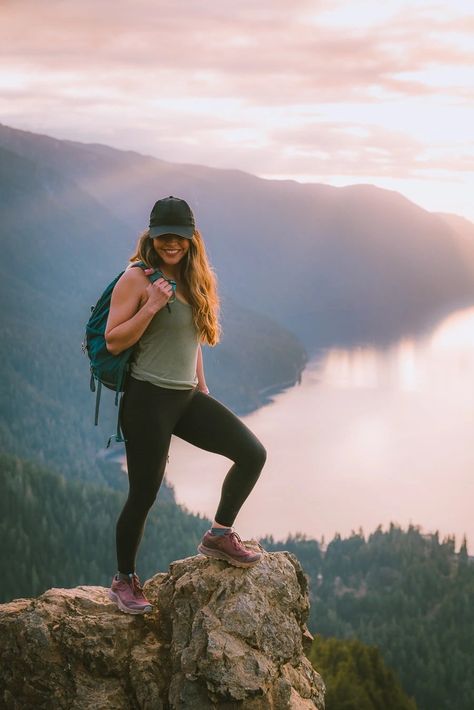 What To Wear Hiking In The Spring - The Wandering Queen Hiking Date Outfit, Spring Hiking Outfits, Best Backpacking Tent, Hiking Attire, Hiking Outfits, Spring Hiking, Summer Hike, Hiking Photography, Date Outfit Summer