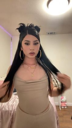 Right Side Hair Part Hairstyles, Baddie Hair Down Hairstyles, Cute Simple Hairstyles Latina, Hairstyles For Straight Hair Baddie, Kali Uchis Concert Hairstyles, Baddie Hairstyles For Big Foreheads, Cute Hairstyles For Mexican Hair, Medium Baddie Hairstyles, Baddie Up Do Hairstyles