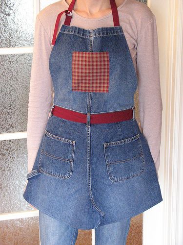 Reutiliza  tu Blue Jeans convirtiéndolo en un práctico delantal Jean Aprons, Jeans Apron, Jeans Projects, Jean Apron, Diy Apron, Denim Crafts Diy, Apron Sewing Pattern, Blue Jeans Crafts, Denim Apron