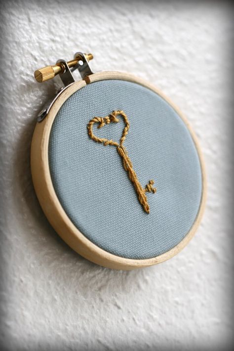 Key Embroidery, Mini Crafts, Appliqué Ideas, Embroidery Tshirt, Handmade Embroidery Designs, Mini Craft, Embroidery On Clothes, Cute Embroidery, Key To My Heart