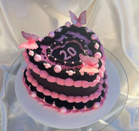 Black And Pink Vintage Cake, Pink And Black Heart Cake, Heart Cake Designs, Gothic Birthday Cakes, Goth Cakes, Vintage Cake Decorating, 21 Cake, Heart Cake Design, Comic Cake