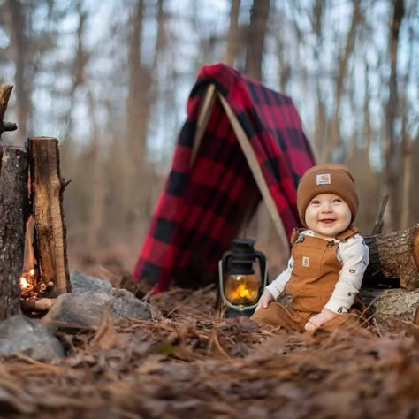 6 Month Baby Picture Ideas Boy, Camping Photoshoot, Photo Bb, Toddler Photoshoot, Boy Photo Shoot, Camping With A Baby, Baby Boy Pictures, Baby Boy Photos, Boy Pictures