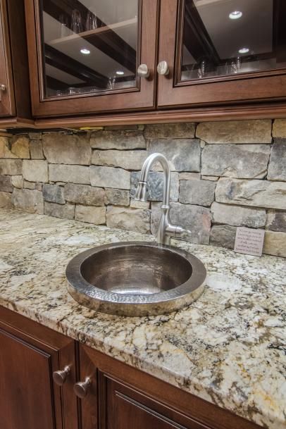 Kitchen Sink With Stone Backsplash Rustic Kitchen Backsplash Ideas Stone, Stone Backsplash Kitchen Farmhouse, Diy Stone Backsplash, Modern Farmhouse Kitchen Backsplash, Farmhouse Kitchen Backsplash Ideas, Creative Kitchen Backsplash, Natural Stone Backsplash, Stone Backsplash Kitchen, Lodge Ideas