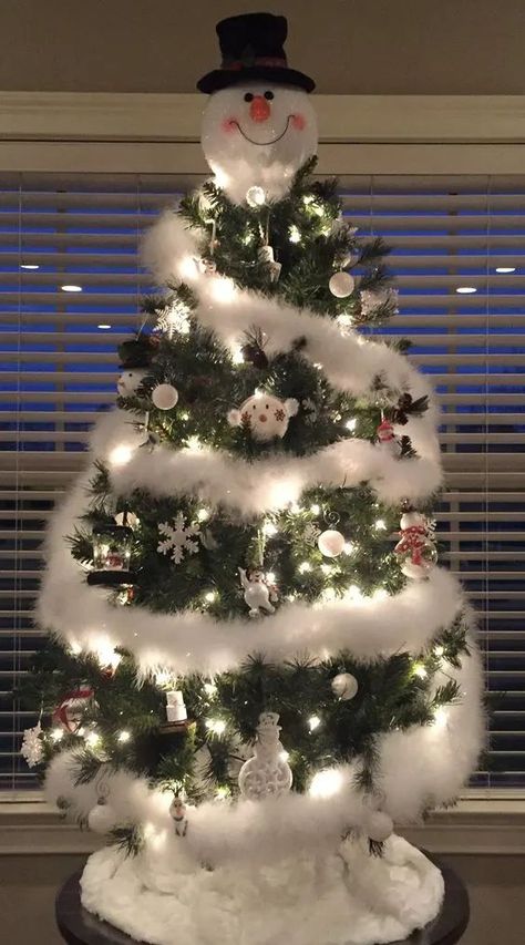 Snowman Christmas Tree Ideas, Snowman Christmas Trees, Red And White Ornaments, Christmas Tree Decorating Tips, Tree For Christmas, White Christmas Tree Decorations, Creative Christmas Trees, Christmas Centerpieces Diy, Snowman Tree