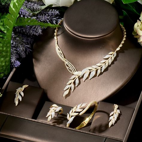 Elegant Gold Necklace, Wedding Jewelry Sets Bridal Jewellery, Clear Necklace, Hogwarts Dr, Feather Pendant Necklace, Diamond Jewelry Set, Dubai Wedding, Fancy Jewelry Necklace, Expensive Jewelry Luxury