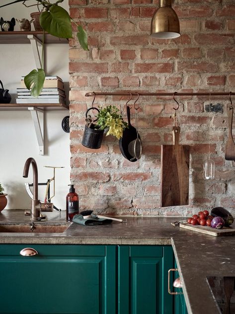 Scandi Apartment, Exposed Brick Kitchen, Black And Grey Kitchen, Brick Wall Kitchen, Small Studio Apartment Decorating, Vintage Apartment, Brick Kitchen, Brick Backsplash, Casa Vintage