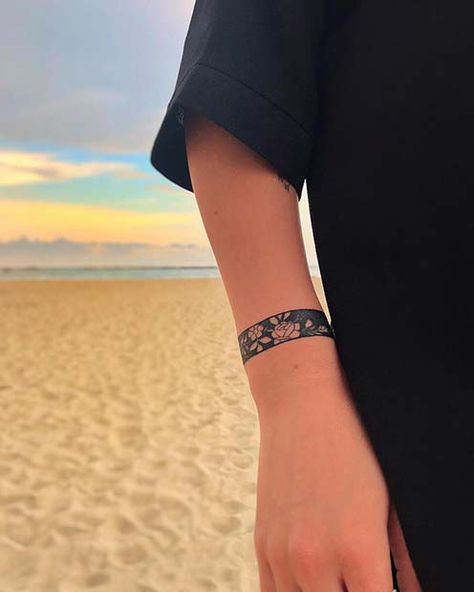 Bracelet Tattoo Ideas, Tattoos Pulseras, Female Tattoo Designs, Botanisches Tattoo, Wrist Bracelet Tattoo, Tattoo Band, Cuff Tattoo, Create A Tattoo, Bracelet Tattoo