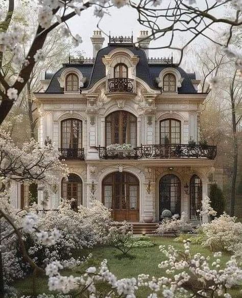 Bridgerton Country House, House With Small Windows, Vintage Aesthetic House Exterior, Luxury Victorian Homes, Victorian White House, Luxury Cottage Exterior, Vintage Apartment Architecture, Bridgerton Aesthetic House, Bridgerton House Layout