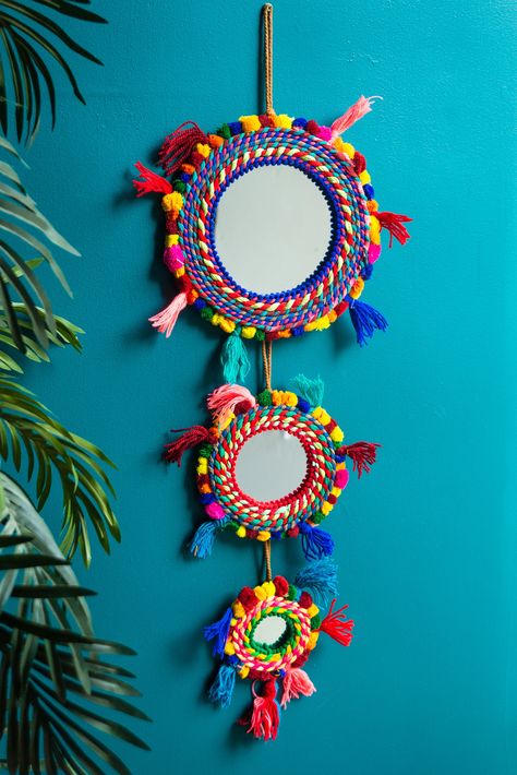 Pom Pom Mirror, Diy Wall Artwork, Modern Art Diy, Wall Hanging Decorations, Ian Snow, Mirror Wall Hanging, Stylish Mirror, Coil Pottery, Mirror Decoration