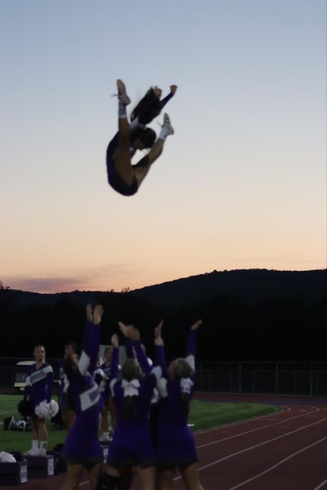 Toe Touch Cheer, Highschool Cheer Aesthetic, Flyer Cheer, Western School Outfits, Cheerleading Aesthetic, Highschool Cheer, Cheerleader Aesthetic, Cheer Flexibility, Cheer Jumps