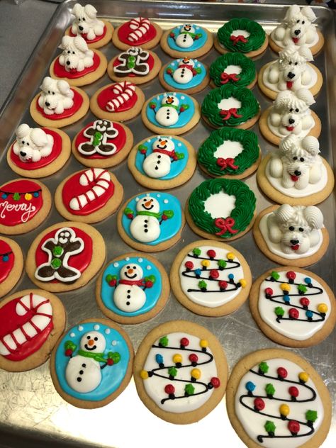 Round Christmas Cookies Decorated Buttercream, Holiday Cookies Decorated Buttercream, Buttercream Cookie Decorating, Buttercream Christmas Cookies, Iced Christmas Cookies, Holiday Cookies Decorated, Christmas Sugar Cookies Decorated, Cute Christmas Cookies, Buttercream Decorating