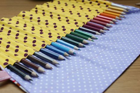 Pencil Case Diy Tutorial, Pencil Case Tutorial, Roll Up Pencil Case, Meme Costume, Secret Sister Gifts, Diy Pencil Case, Crayon Roll, Pencil Roll, Diy Pencil