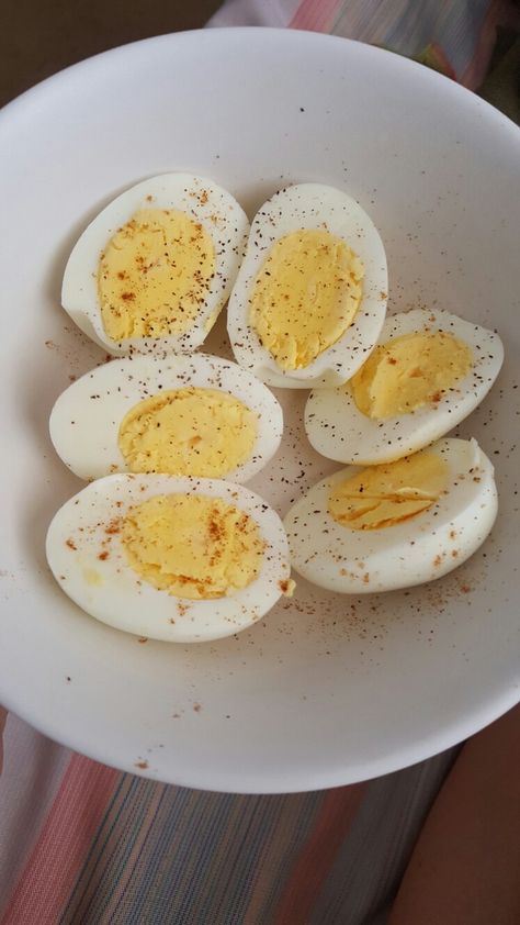 The best hard boiled eggs recipe doesn't even involve boiling the eggs! Just bring an inch of water to boil under a steam basket, stick the eggs in and set a 15 minute timer! You can peel them even when they're hot! The shell just comes right off. :) These are still warm. Best Hard Boiled Eggs, Egg Snap, Hard Boiled Eggs Recipe, Boiled Eggs Recipe, Healthy Egg Recipes, Catering Ideas Food, Vegetarian Fast Food, Trending Shorts, Food Crush