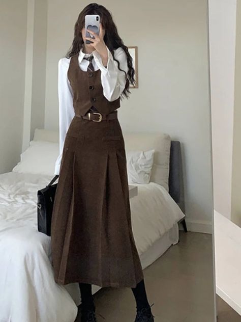 Dressed Down Blazer, 70s Vest And Skirt, Short Suits For Women Classy, Historical Modern Fashion, 1940s Academia, History Professor Outfit, Skirt And Vest Outfits, Cute Conservative Outfits, Peaky Blinders Women Fashion