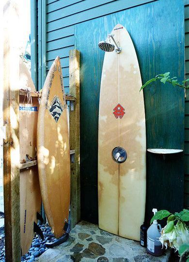 I love this surfboard fence on Maui. Every time I drive by it, it makes me smile. It made me wonder... what other awesome things can surfboards do at home that would make me smile? Fences, showers,... Deco Surf, Outside Showers, Strand Decor, Inspiring Outdoor Spaces, Dream Beach Houses, Front Yards, Surf Shack, Beach Shack, Outdoor Bathrooms