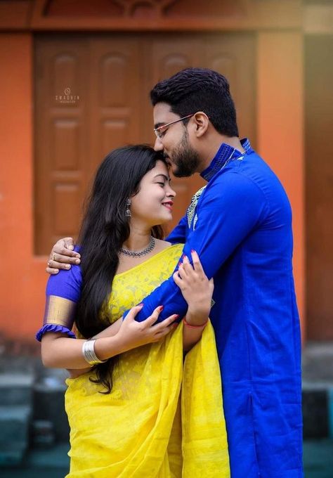 Tredisnal Couple Pose, Couple Photoshoot In Saree, Marrage Pic Couple, Outdoor Stills For Couple, Pree Weeding Pose Indian, Pre Weeding Pose Photography, Bengali Reception Couple Shoot, Couple Photo Poses In Saree, Couple Stills For Photo Shoot