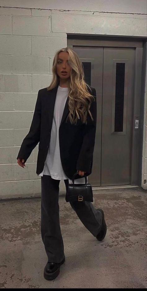 Oversized Black Trousers Outfit, Black Blazer Outfit Going Out, Night Bar Outfits, Winter Day Drinks Outfit, Neutral Look Outfit, Outfit Ideas Event, Black Button Down Shirt Outfit Casual, Work Sports Day Outfit, How To Style Oversized White Button Up