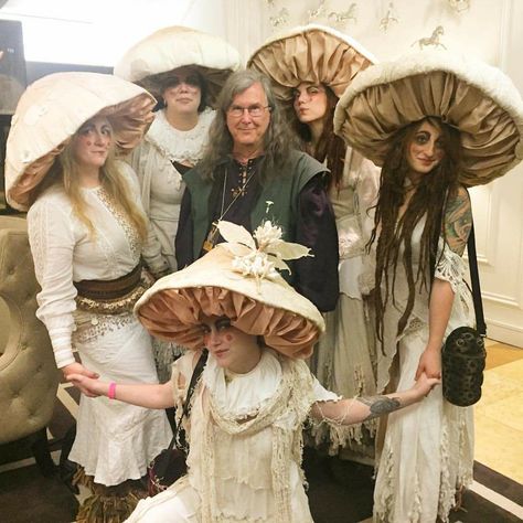 Funghis to be with...💩 Mushroom Fancy Dress, Ten Faire, Festival Props, Mushroom Costume, Fairy Costumes, Costume Carnaval, Carnival Ideas, Ball Aesthetic, Halloween Memes