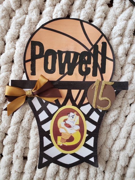 Sport Locker Decorations Ideas, Basketball Locker Signs Ideas, Locker Decorations Basketball, Basketball Locker Signs, Sports Locker Decorations, Basketball Locker Decorations, Locker Decorations Diy, High School Lockers, Basketball Party Favors