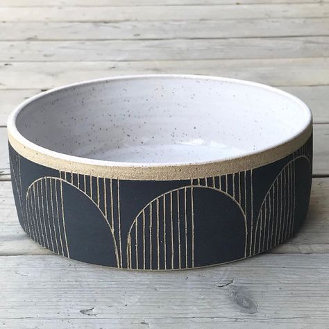 Graffito Ceramic, Easy Sgraffito Designs, Sgraffito Bowl Designs, Scraphito Ceramic, Simple Sgraffito Designs, Carved Bowls Ceramics, Scraffito Designs Simple Bowl, Scraffito Designs Simple Plate, Ceramic Carving Ideas