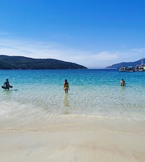 Se nos ocurrió ir por el día a Arrial do Cabo. Son 3 horas de viaje , pero vale la pena. Para llegar a esta playa. Te bajas en el Rodoviario de Arrial do Cabo, caminas como 30 min aprox. Donde hay un mini trekking, te encuentras con el mirador de una hermosa vista y luego bajas las escaleras de piedra donde llegas a esta pequeña bella playa. Recomiendo salir temprano , nosotros tomamos el bus a las 5am 💪.. Trekking