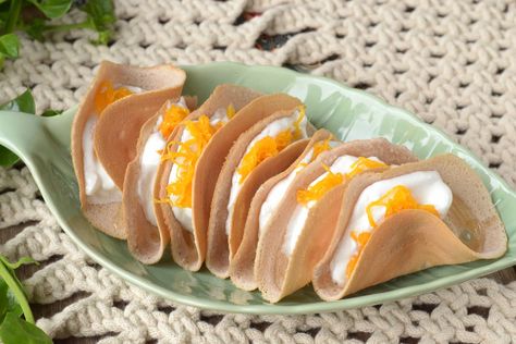 Thai Crepes (Khanom Buang) Thai Crepe Recipe, Banana Roti Thai, Thai Crepe, Khanom Buang, Thai Snacks, Dreamy Desserts, Homestead Recipes, Thai Desserts, Asian Sweets