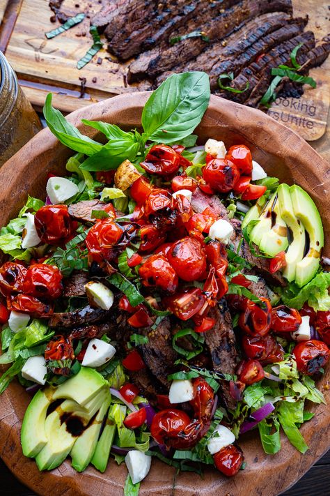 Steak Caprese, Flank Steak Salad, Summer Suppers, Ww Dinners, Cottage Recipes, Steak Salad Recipe, Balsamic Steak, Closet Cooking, Flank Steak Recipes