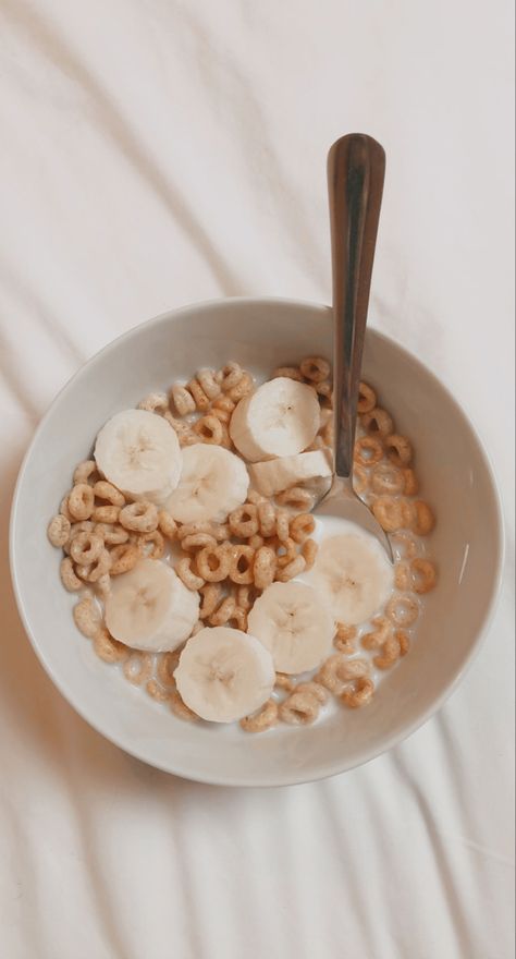 Cereal With Bananas, Cereal Aestethic Breakfast, Breakfast Cereal Aesthetic, Cheerios Aesthetic, Cereal Breakfast Aesthetic, Cereal Bowl Aesthetic, Cereal Aestethic, Aesthetic Cereal, Cereal Aesthetic