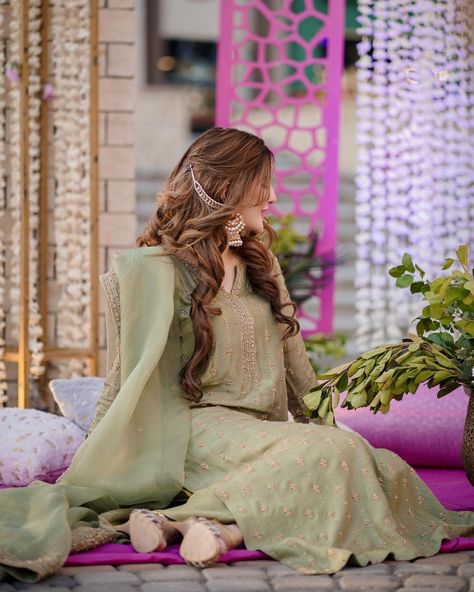 Pakistani dress
Green dress
Festival vibe
Pakistani fashion
Festival look
Wedding guest look Mehndi Dress For Groom, Walima Dresses Pakistani, Simple Mehndi Dresses, Engagement Hairstyle, Groom Sister, Pakistani Bridal Hairstyles, Eid Outfit Ideas, Party Hairstyle, Hairstyles For Gowns