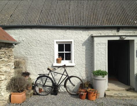 In the Vernacular « The Irish Aesthete Irish Cottage Exterior, Irish Cottage Interiors, Irish Farmhouse, Scotland Culture, Irish Country, Half Doors, Pine Kitchen, Flagstone Flooring, Irish Cottage