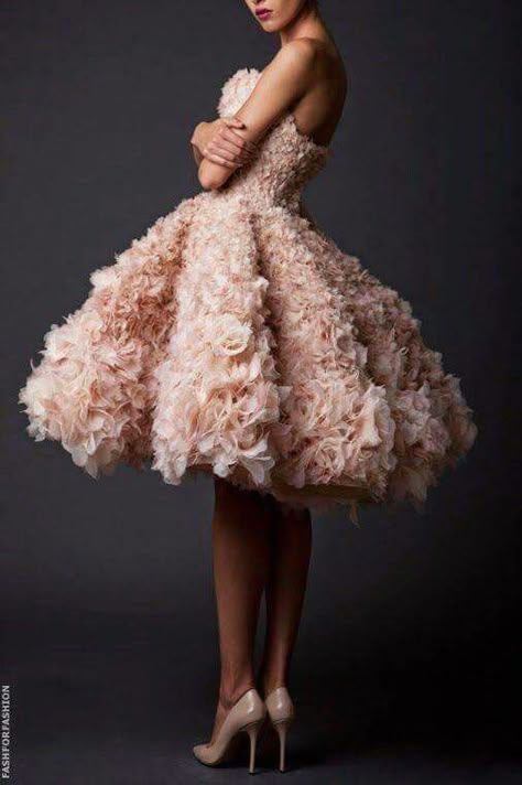 ... Krikor Jabotian, Couture Dior, Gorgeous Gowns, Beautiful Gowns, Retro Outfits, Fancy Dresses, Dream Dress, Graduation Party, Look Fashion